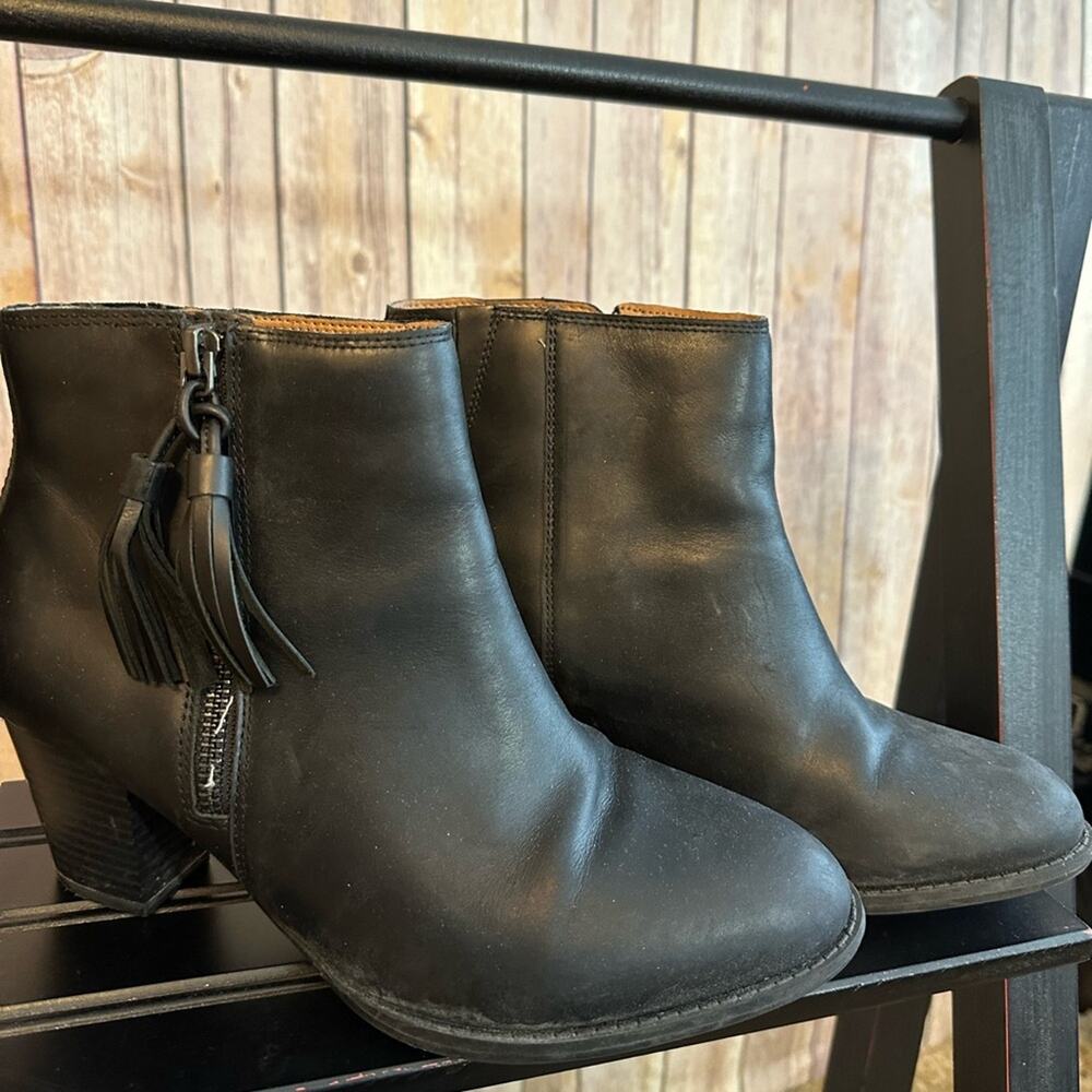 Vionic size 8 1/2 heeled boots women’s, black - Picture 2 of 7